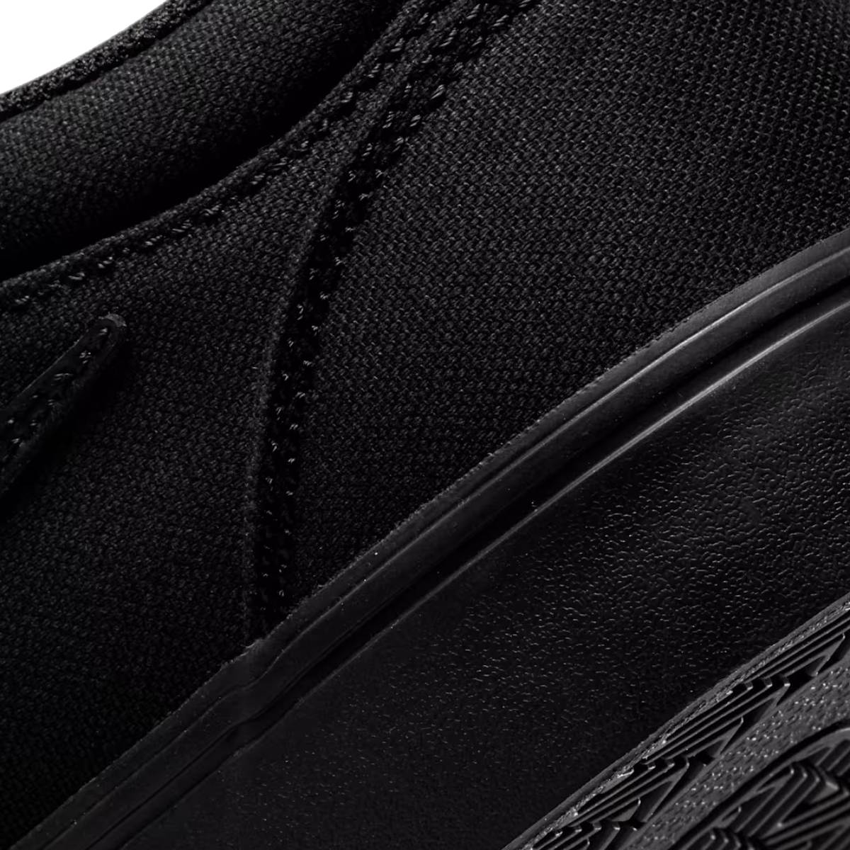 SB Chron 2 Canvas ‘Triple Black’