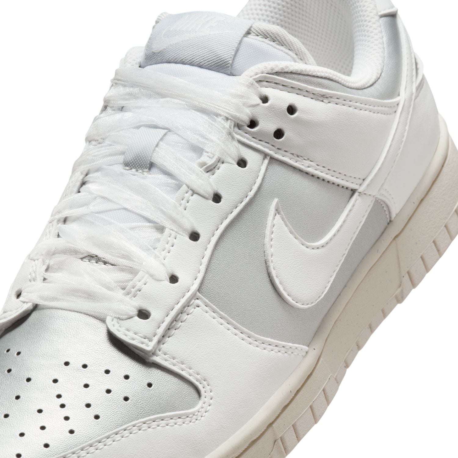 Wmns Dunk Low Next Nature 'Metallic Platinum'