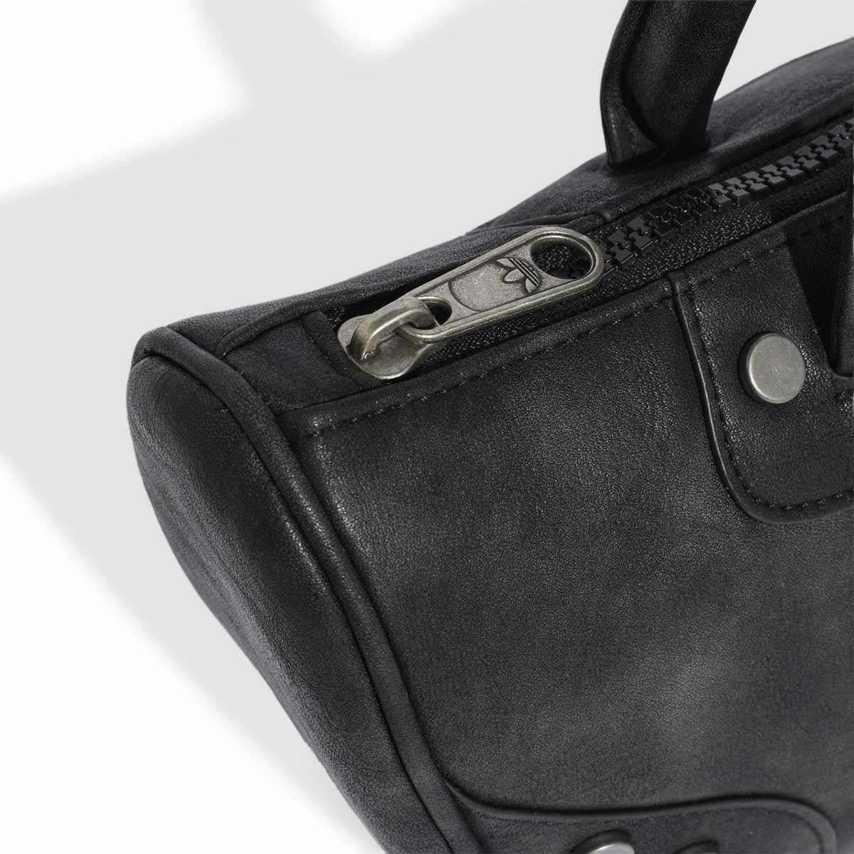 Bowling Bag Studs 'Black'