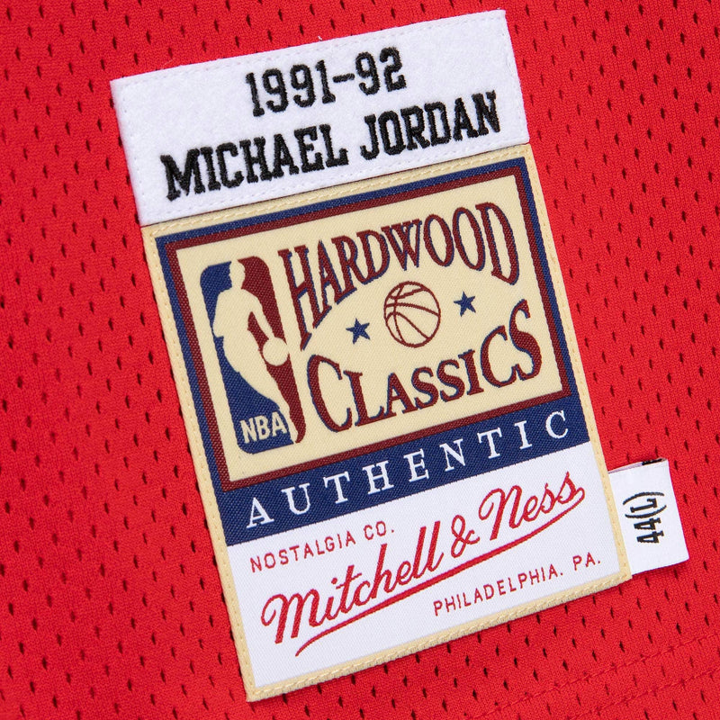 Mitchell & Ness Men's 1992 Chicago Bulls Michael Jordan White Hardwood Classics Swingman Jersey, Medium